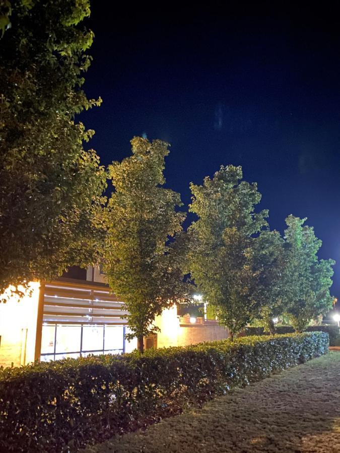 Country Gardens Motel Кунабарабран Экстерьер фото